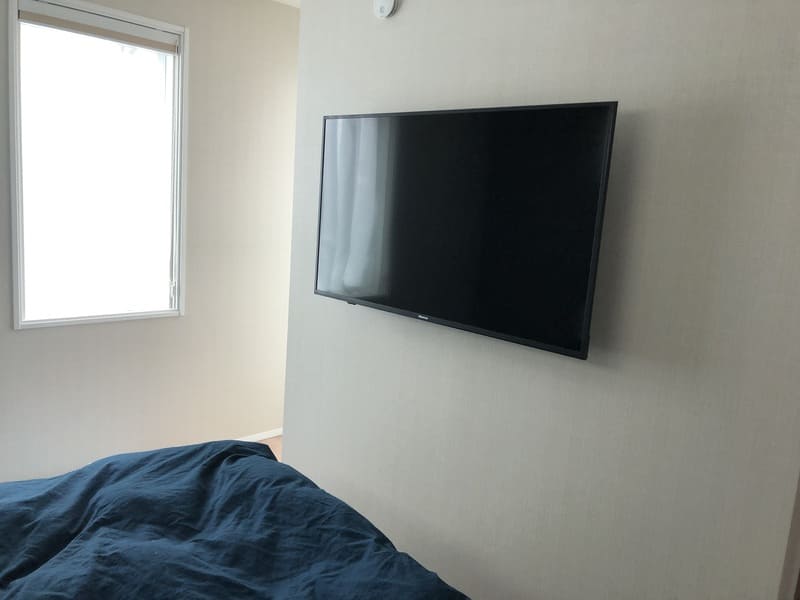 寝室に壁かけテレビ